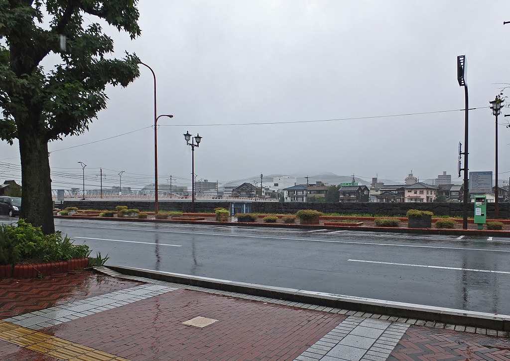 s-20141013 台風19号接近の我が家前の風景 (1)