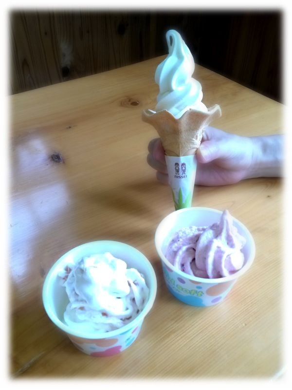 絶品アイス…ソフトクリームと左からもも、イチゴ