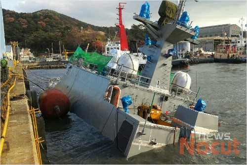 韓国の高速艇が強風で沈没！海軍最新鋭コムドクスリ級ミサイル艇、建造中に強風でドアから海水が入る！最強の韓国軍