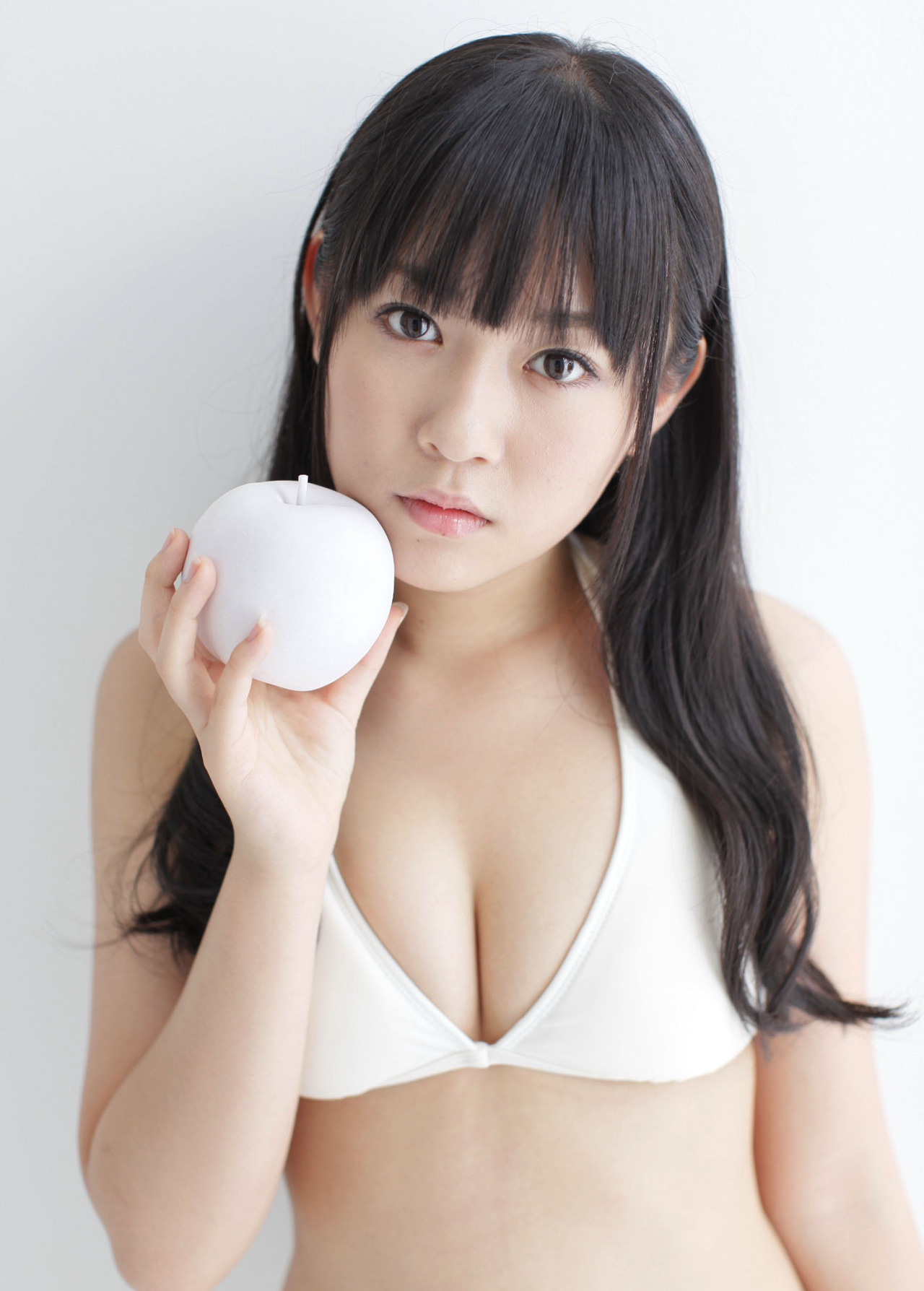 白いリンゴを持つ多田愛佳