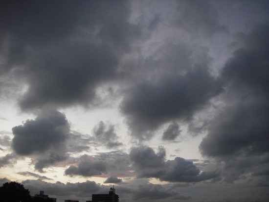 中川上の怪しい雲