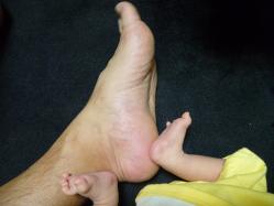 私と孫の足