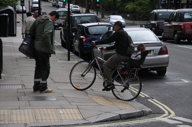 1-3　歩道走行する子乗せ自転車（ロンドン）