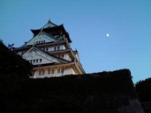 大阪城天守閣と上弦の月（大阪城 城灯りの景 2012）