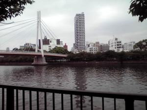 120611 造幣局のすぐ横を流れる大川にかかる橋（昼下がり）