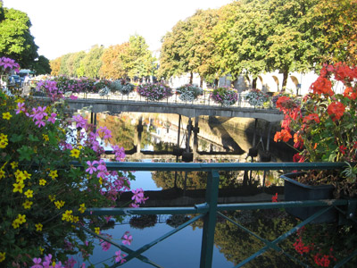 花で飾られた橋