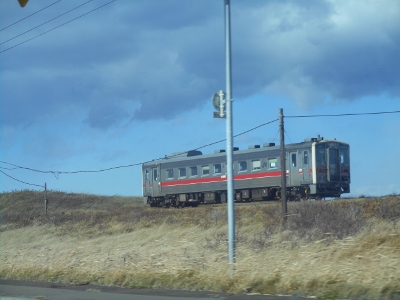 オホーツク沿岸走る釧網線列車