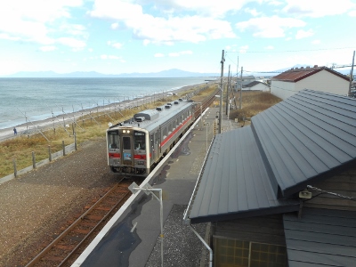 オホーツク沿岸走る釧網線列車