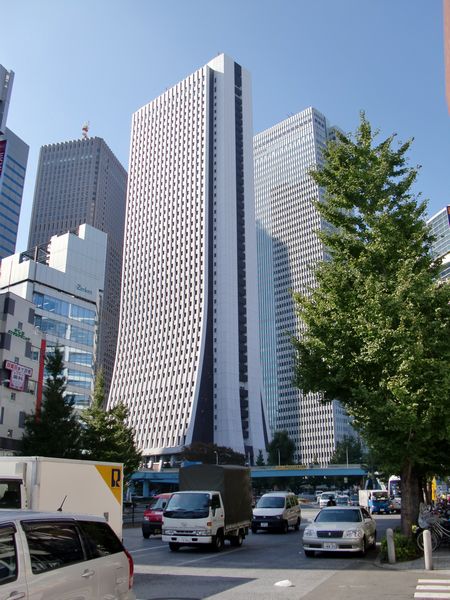 hachi＠新宿西口・高層ビル