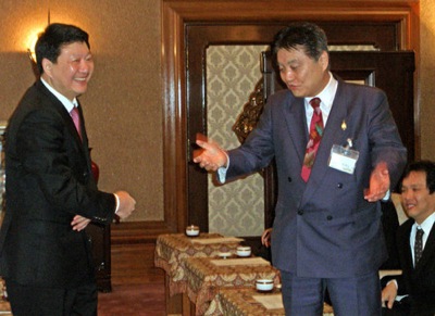 河村たかし市長を表敬訪問した劉志偉委員(左)