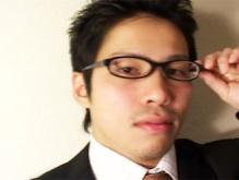 ゲイ動画：眼鏡男子リーマンショック スーツのままオヤジにハメられて !!